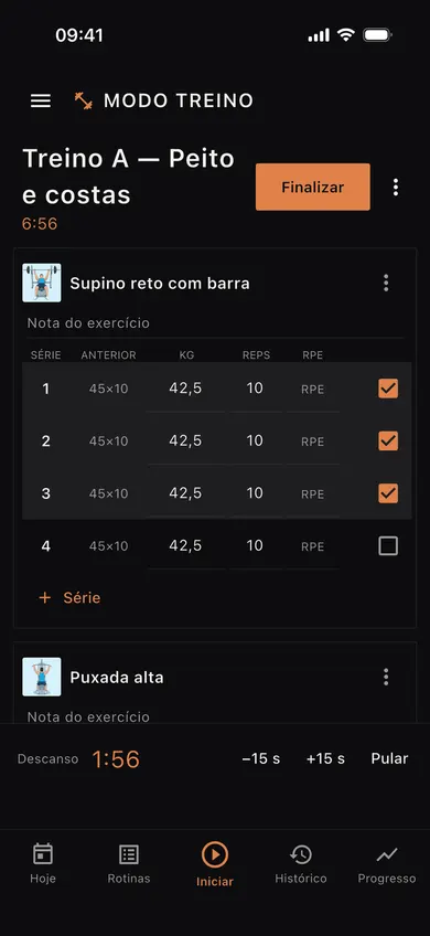 Modo Treino em sessão: Treino A — Peito e costas com cronômetro, Supino reto com barra com três de quatro séries de 42,5 kg × 10 marcadas, Puxada alta a seguir e o descanso de 1:56 em contagem.